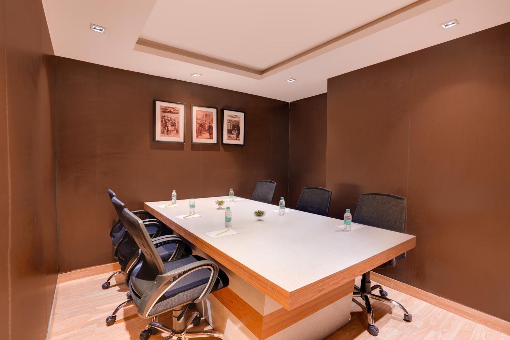 Lemon Tree Hotel, Noida Bagian luar foto