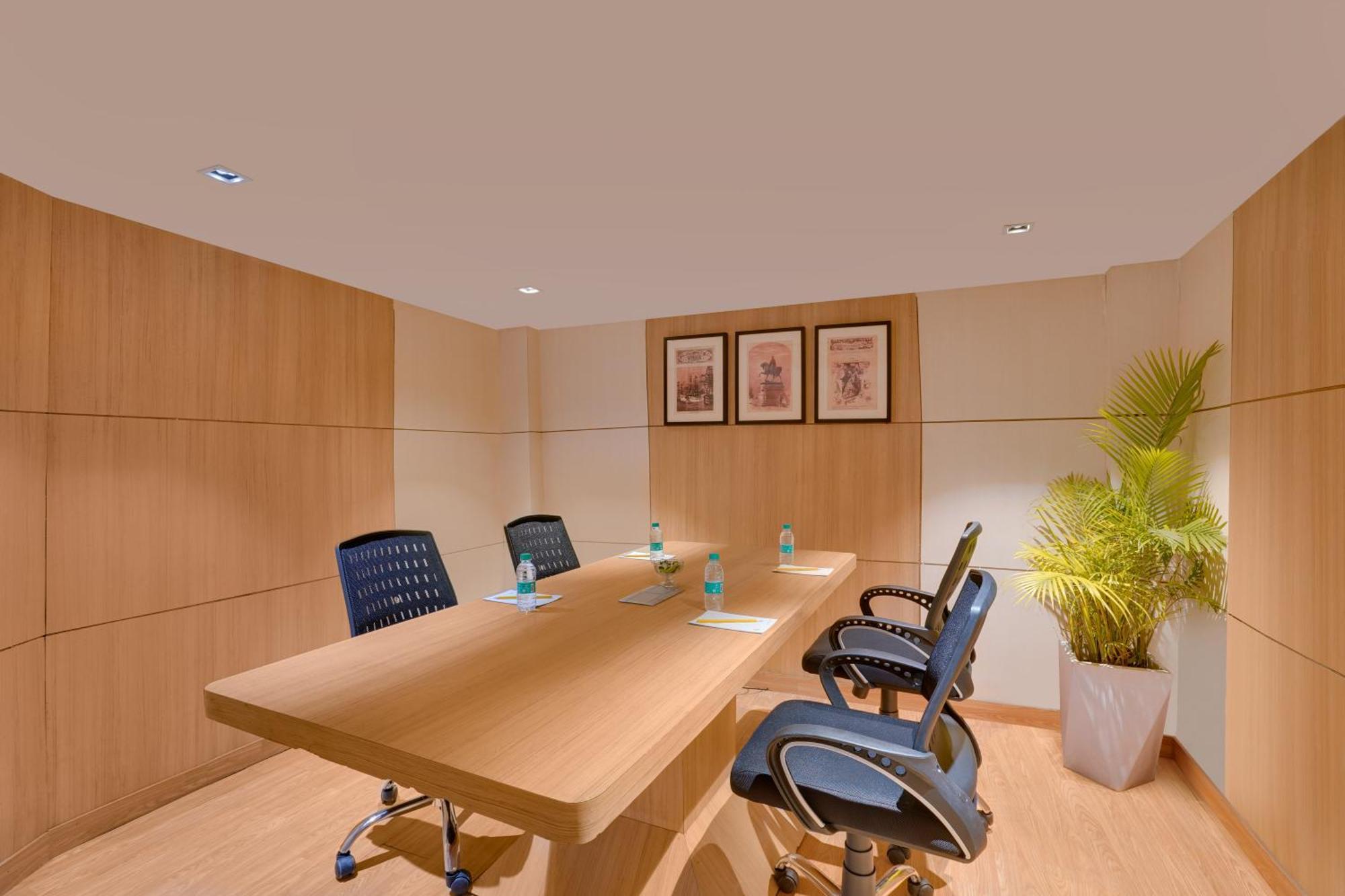 Lemon Tree Hotel, Noida Bagian luar foto