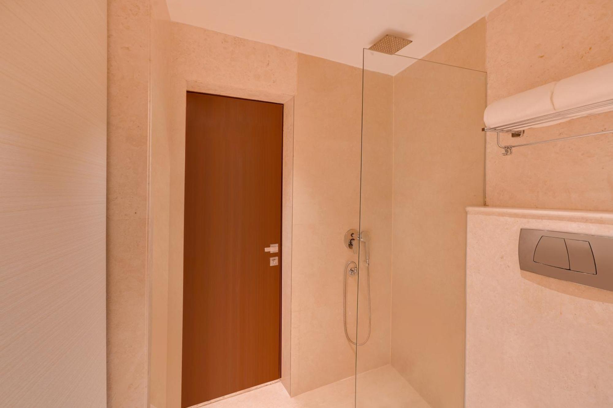 Lemon Tree Hotel, Noida Bagian luar foto