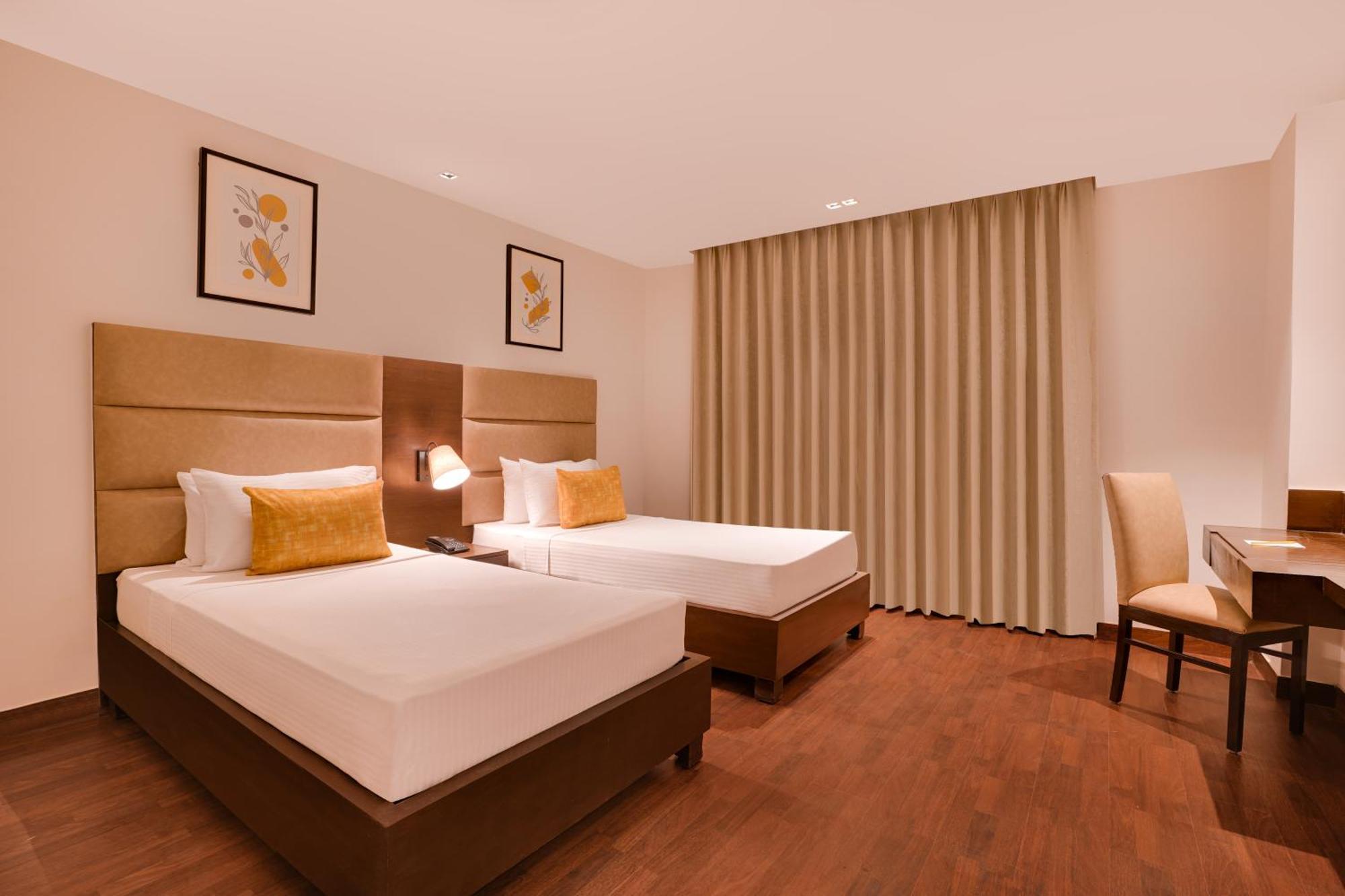 Lemon Tree Hotel, Noida Bagian luar foto