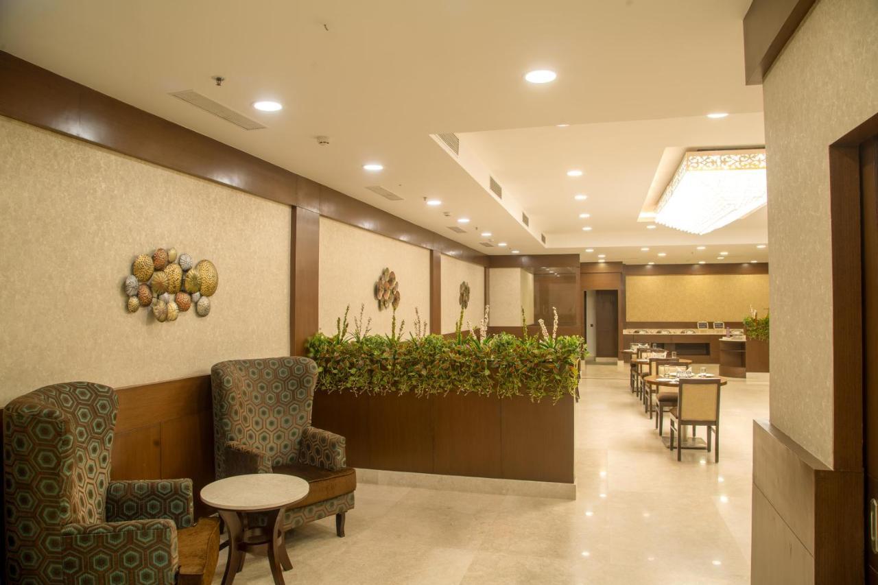 Lemon Tree Hotel, Noida Bagian luar foto