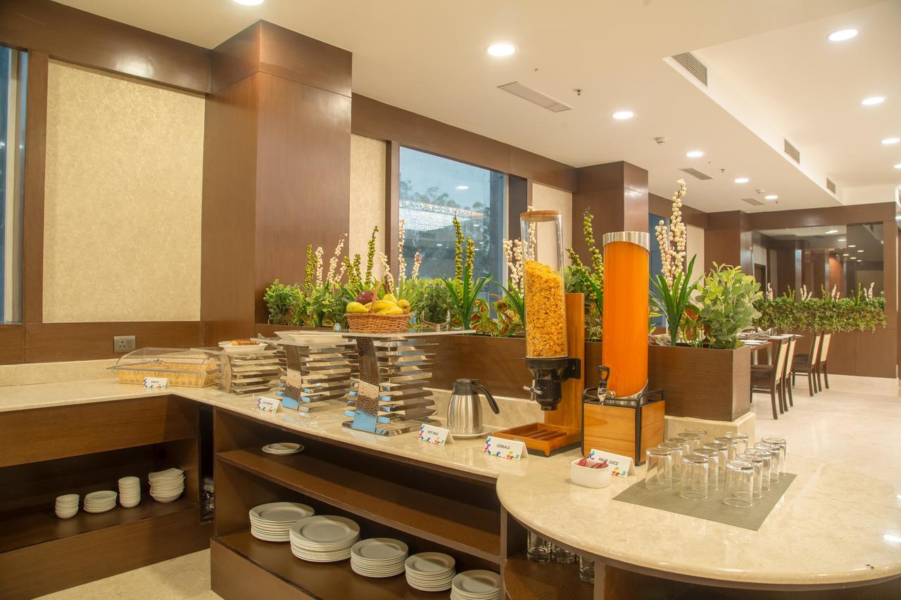 Lemon Tree Hotel, Noida Bagian luar foto