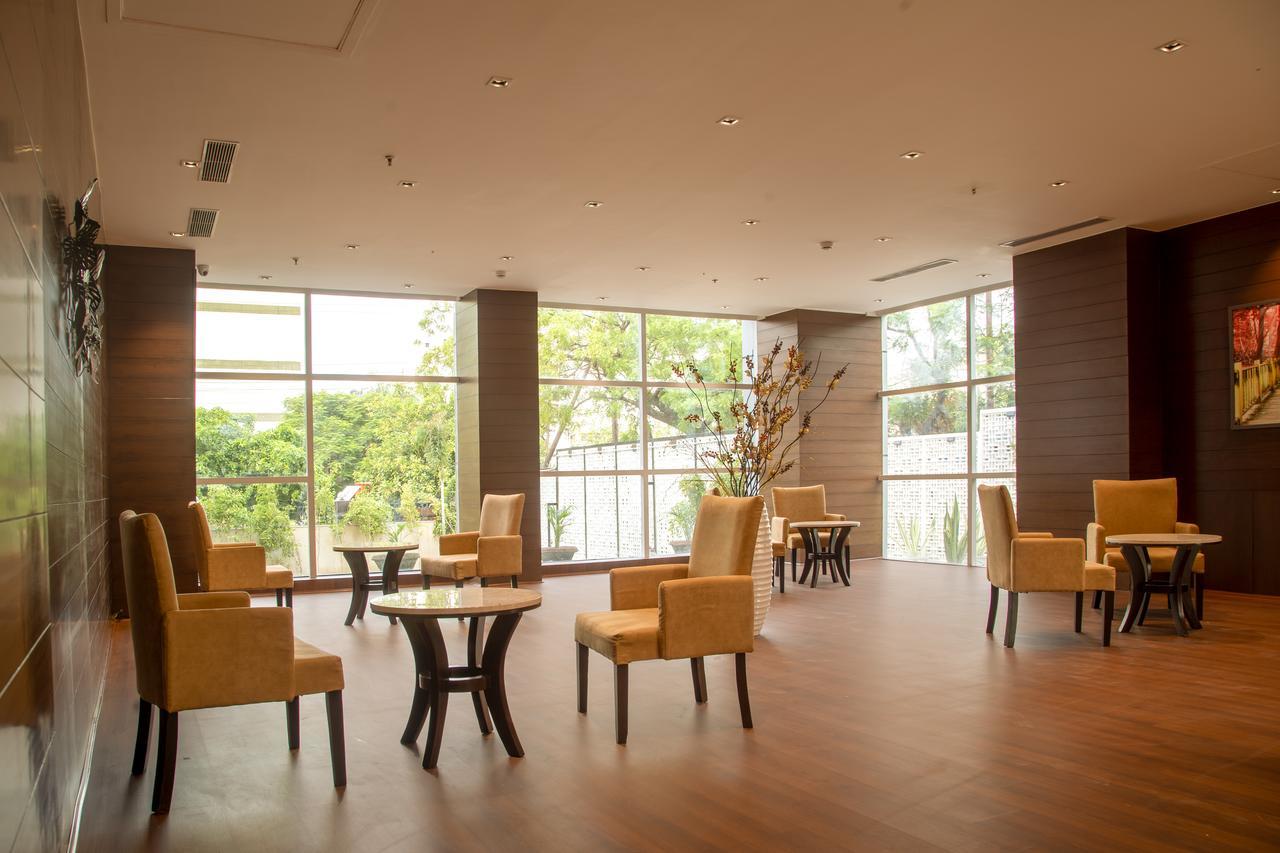 Lemon Tree Hotel, Noida Bagian luar foto