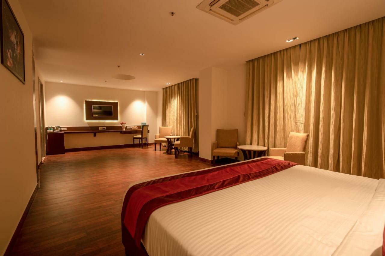 Lemon Tree Hotel, Noida Bagian luar foto